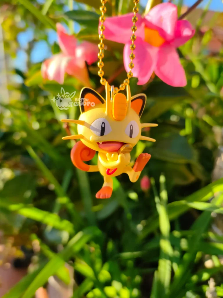 Meowth Pokémon Glowing Keychain