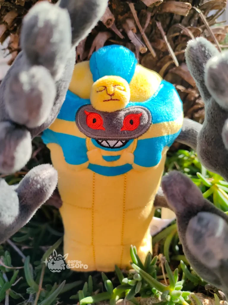 Cofagrigus Pokémon Posing Peluche