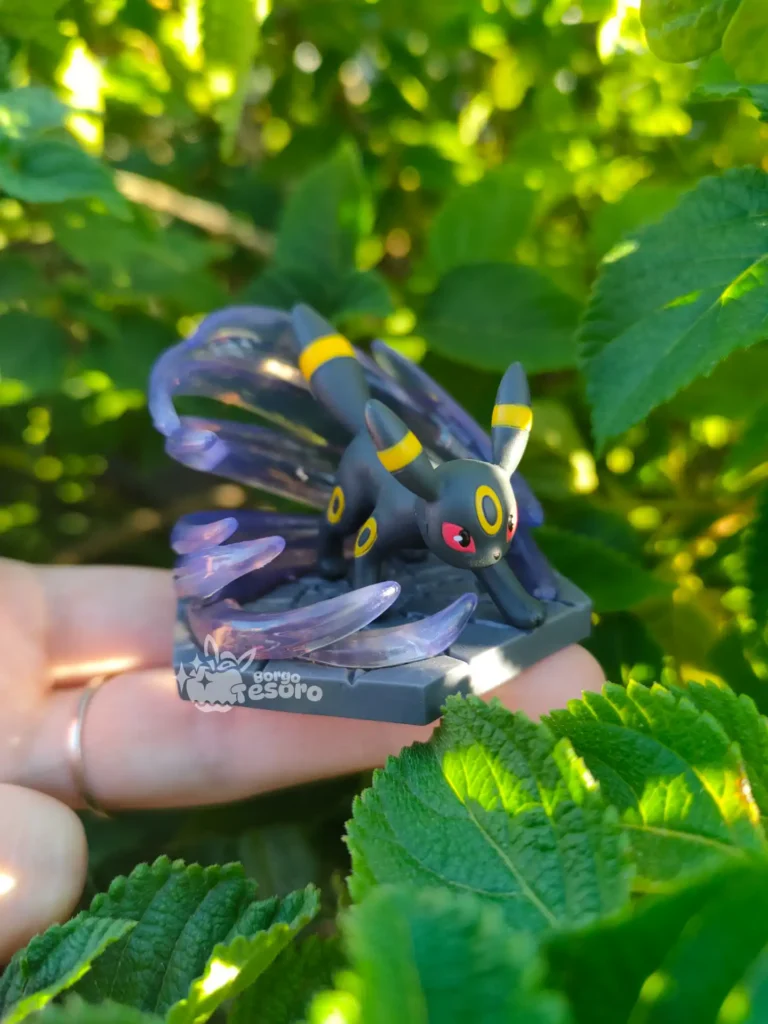 Umbreon Pokémon Attack Pose Figure