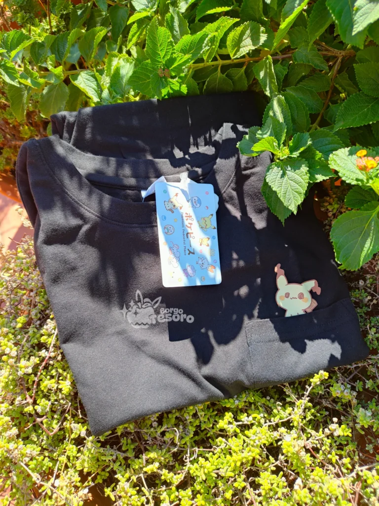 Maglietta Pokémon Poképeace Mimikyu Taschino